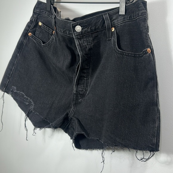 Levi’s 501 Women’s high-rise black button fly raw hem shorts size 34. NWT. - Picture 2 of 10